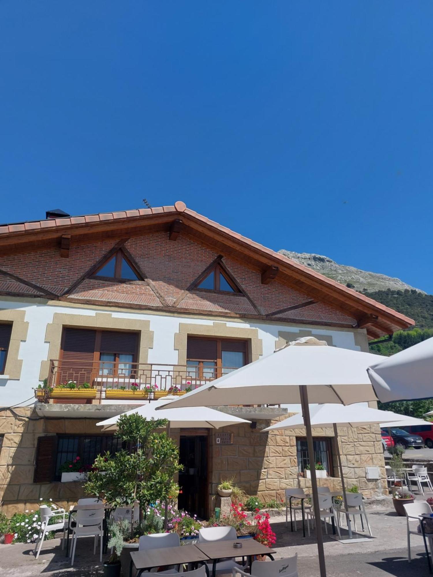 Uxarte -Alojamiento, Restaurante Y Piscinas Arrasate/Mondragon エクステリア 写真